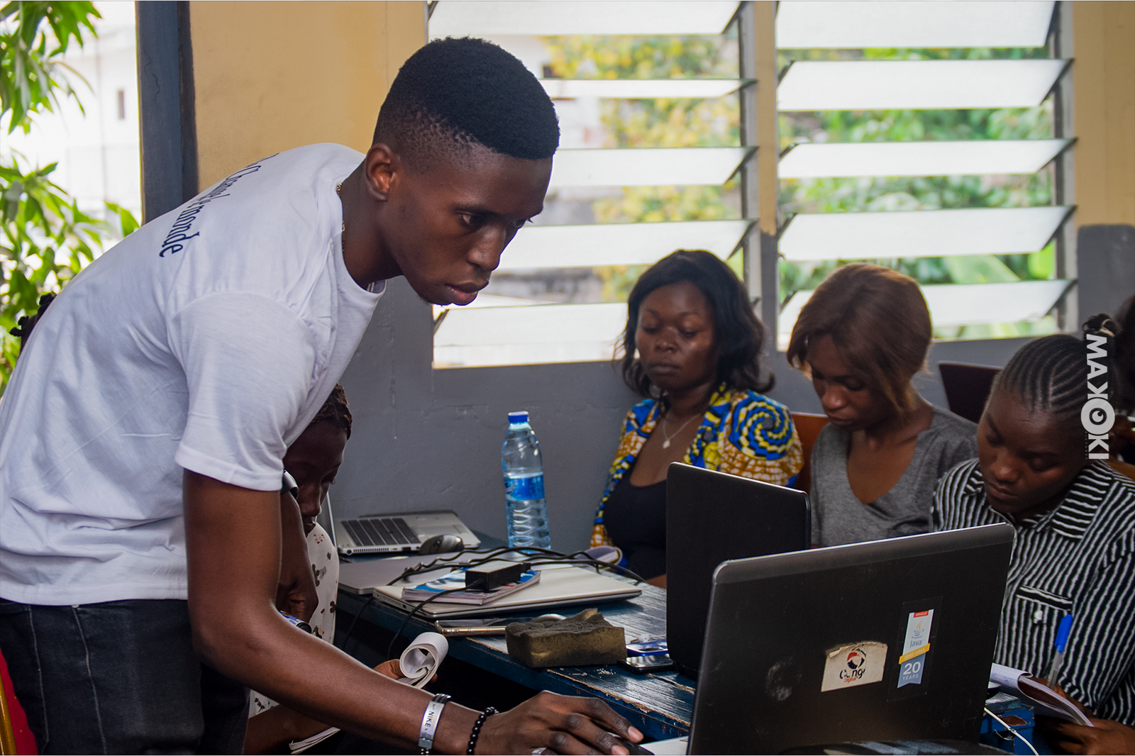 Accompagnement des participantes pendant un atelier informatique