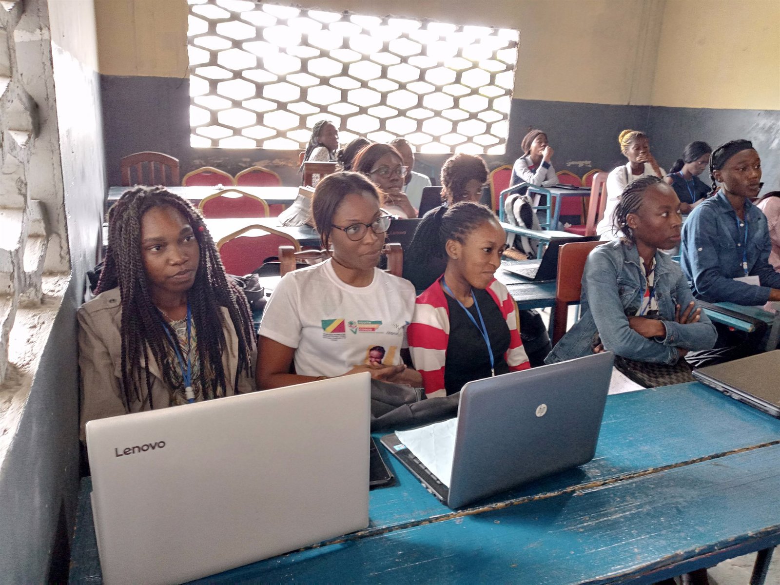 Participantes en formation sur ordinateur