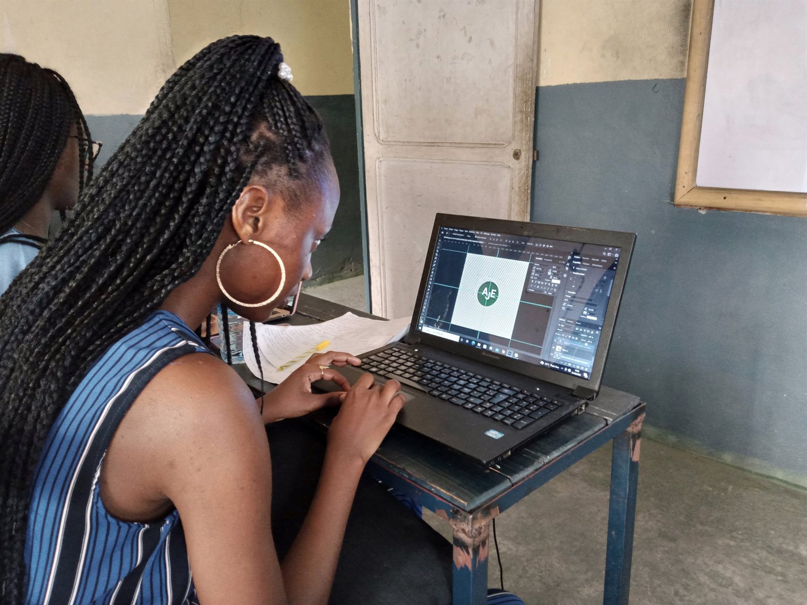 Participante travaillant sur ordinateur